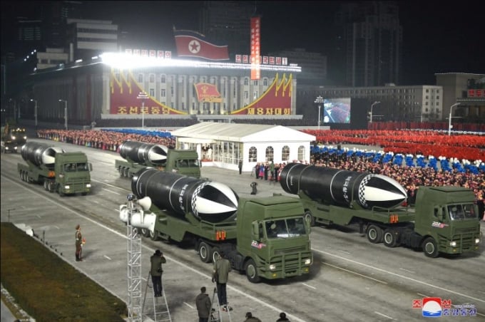 Triều Tiên trưng bày vũ khí mới tại cuộc duyệt binh vào ban đêm nhằm chào mừng kết thúc của Đại hội lần thứ VIII của Đảng Lao động cầm quyền. Ảnh: Reuters.