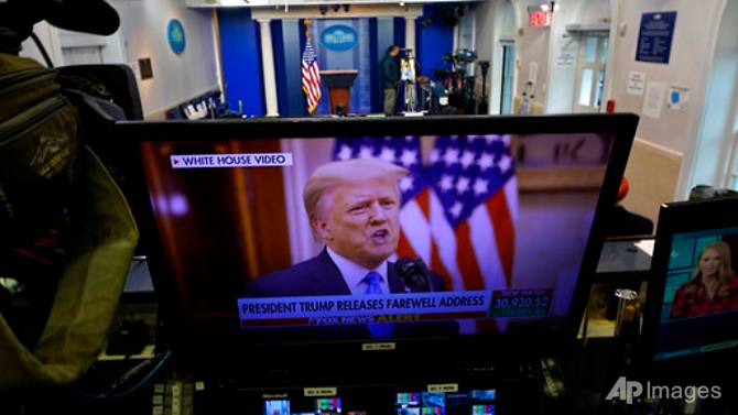 Tổng thống Trump được nhìn thấy trên màn hình máy tính sau khi bài phát biểu chia tay được ghi âm trước của ông được phát, bên trong Phòng họp báo Brady tại Nhà Trắng, ngày 19/1/2021 ở Washington. Ảnh: AP.