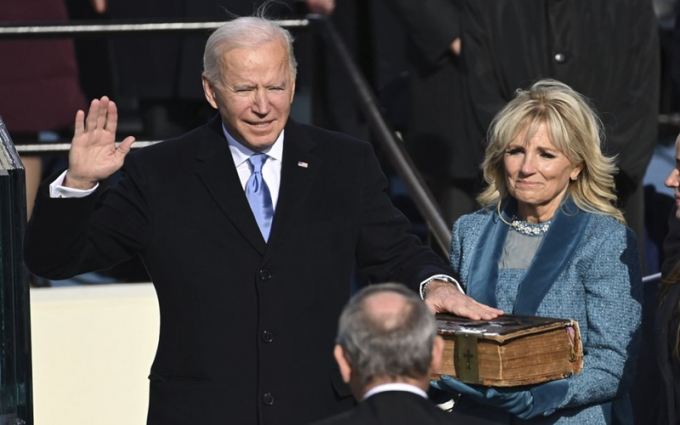 Ông Joe Biden tuyên thệ nhậm chức Tổng thống thứ 46 của nước Mỹ trước Chánh án Tòa án Tối cao John Roberts. Ảnh: AP.