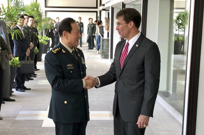 Bộ trưởng Quốc phòng Trung Quốc Wei Fenghe chào mừng người đồng cấp Mỹ lúc đó là Mark Esper vào năm 2019, nhưng việc sa thải Esper sau đó đã tạo nên một cơn ác mộng cho các cuộc trao đổi quân sự. Ảnh: AP.
