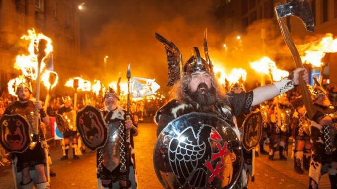 Người Scotland tham gia Lễ hội Năm mới Hogmanay. Ảnh: Getty Images.