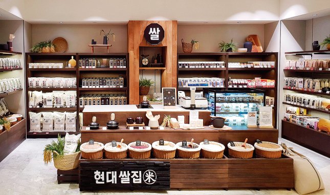 This photo provided by the Hyundai Department Store on Dec. 19, 2018, shows a rice-only shop at its branch in Seoul. Photo: Yonhap.