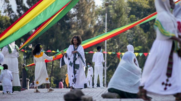 Tín đồ Chính thống giáo Ethiopia tham dự một buổi lễ cầu nguyện để đánh dấu ngày lễ Enkutatash, ngày đầu tiên của năm mới trong lịch Ethiopia, theo truyền thống gắn liền với sự trở lại của Nữ hoàng Sheba, ngày 11/9/2020. Ảnh: AP.