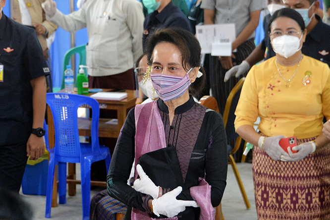 Nhà lãnh đạo Myanmar Aung San Suu Kyi (phía trước) trong chuyến thị sát công tác tiêm vacxin phòng dịch Covid-19 tại một bệnh viện ở Naypyidaw, ngày 27/1/2021. Ảnh: AFP/TTXVN.