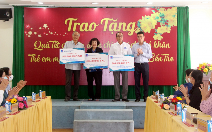 Bí thư Đảng ủy - Tổng Giám đốc Dương Mạnh Sơn tặng quà cho các gia đình chính sách khó khăn, trẻ em mồ côi, người khuyết tật tại tỉnh Bến Tre.