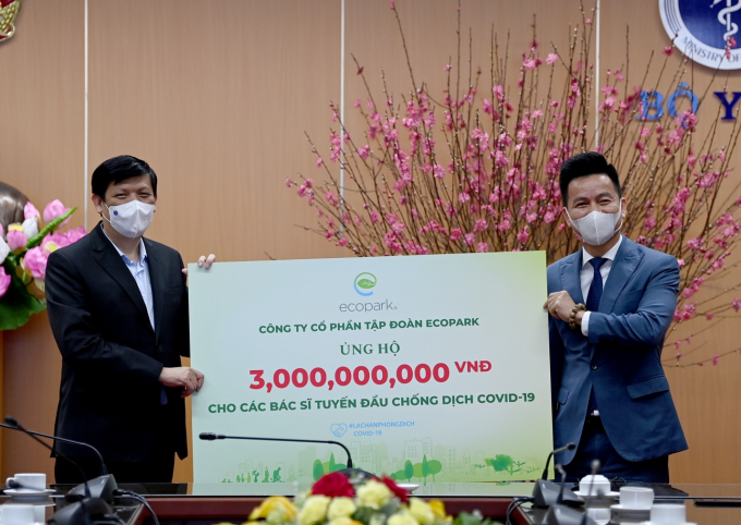 Ông Trần Quốc Việt – Tổng Giám đốc Ecopark (bên phải) trao tặng 3 tỷ đồng cho các bác sĩ tuyến đầu chống dịch Covid-19.