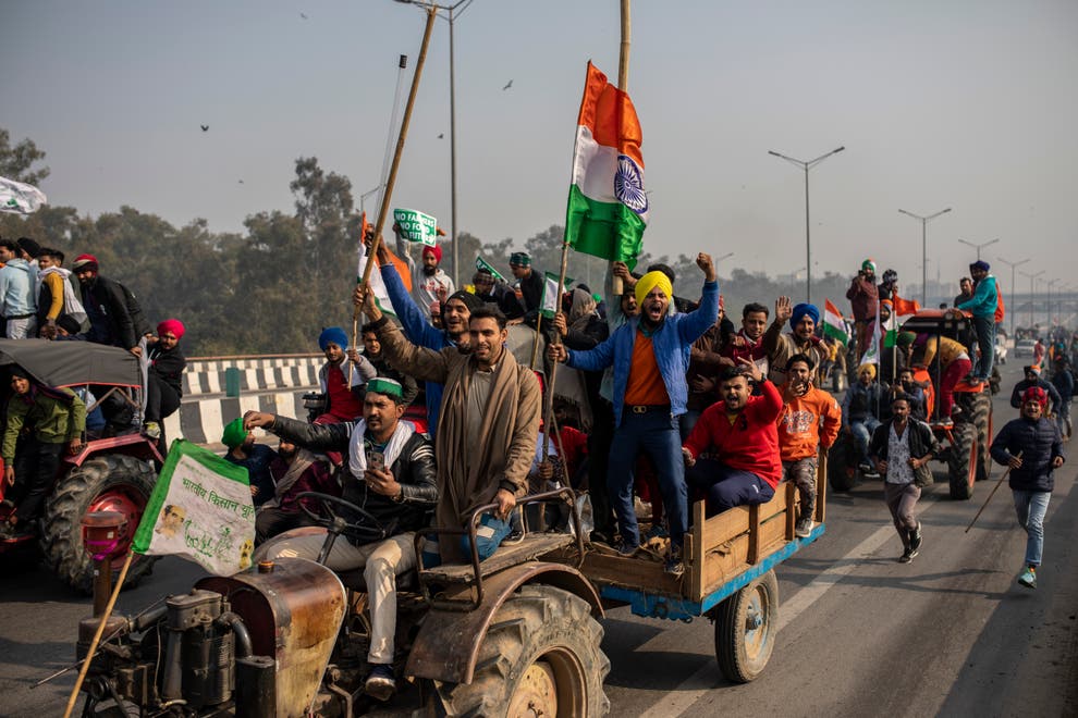Hàng chục nghìn nông dân Ấn Độ rời bỏ nhà cửa để diễu hành tới New Delhi nhằm phản đối luật nông nghiệp mới. Ảnh: AP.
