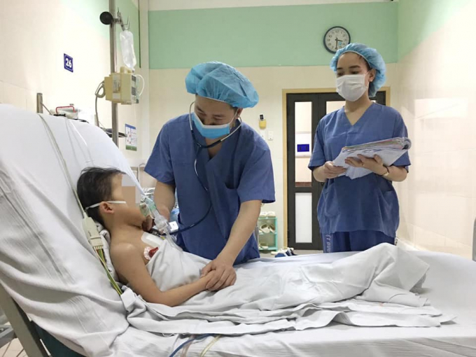 Bác sĩ thăm khám cho bệnh nhi H tại Bệnh viện Hữu nghị Việt Đức. Ảnh: Bệnh viện cung cấp.