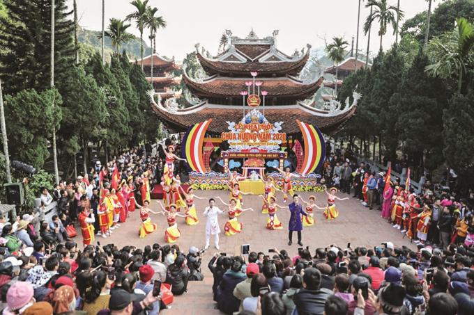 Các nghệ sĩ biểu diễn tại Lễ khai hội chùa Hương 2020.