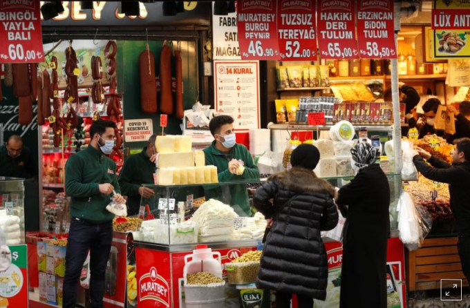 Những người phụ nữ mua sắm tại một khu chợ địa phương ở Istanbul, Thổ Nhĩ Kỳ, ngày 12/1/2021. Ảnh: Reuters.
