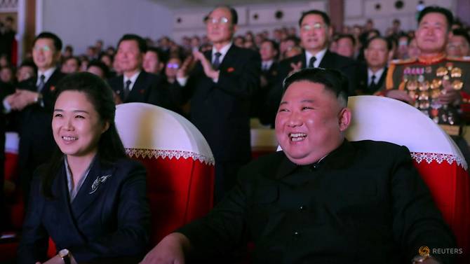 Chủ tịch Kim Jong-un và phu nhân Ri Sol Ju tới xem một buổi biểu diễn kỷ niệm ngày Tết Ngôi sao tỏa sáng, tại Nhà hát Nghệ thuật Mansudae ở Bình Nhưỡng, Triều Tiên, trong bức ảnh không ghi ngày tháng do Hãng thông tấn Trung ương Triều Tiên công bố vào ngày 17/2/2021. Ảnh: Reuters.