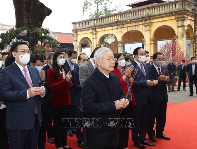 Tổng Bí thư, Chủ tịch nước Nguyễn Phú Trọng dâng hương tưởng niệm các bậc tiền nhân tại Điện Kính Thiên - Khu Di tích Hoàng thành Thăng Long. Ảnh: TTXVN.