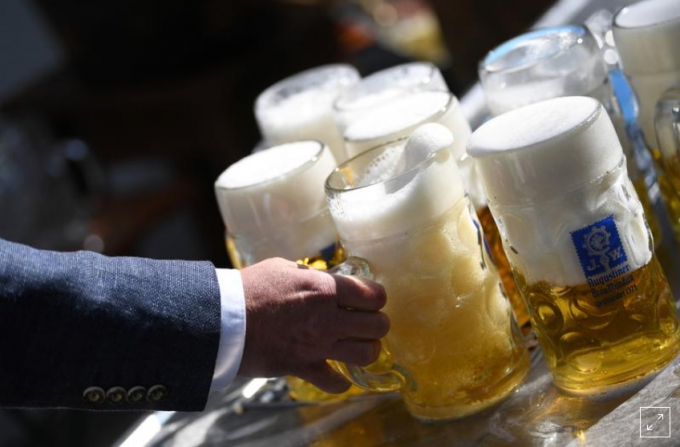 Lượng bia Đức tồn kho trị giá hàng triệu euro quá thời hạn bán đã phải vứt bỏ. Ảnh minh họa: Reuters.