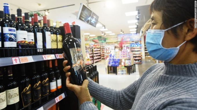 Rượu vang nhập khẩu từ Australia được bán trong một siêu thị ở Hàng Châu (Chiết Giang, Trung Quốc). Ảnh: CNN.