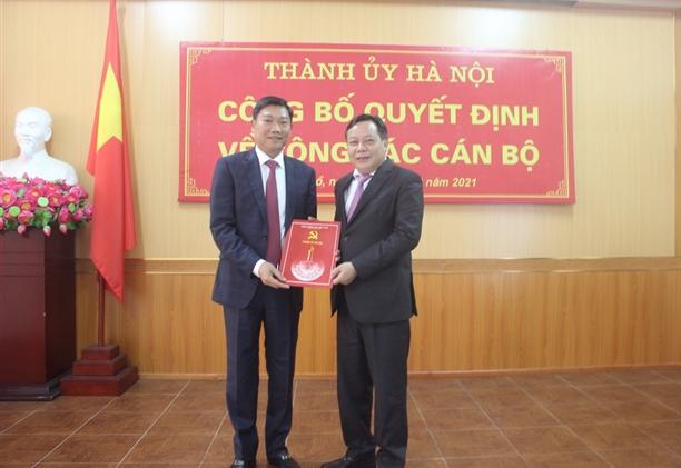 Ông Đỗ Anh Tuấn (bên trái) nhận quyết định bổ nhiệm giữ chức vụ Giám đốc Sở Kế hoạch và Đầu tư TP Hà Nội.