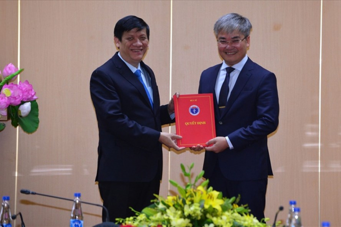 Bộ trưởng Bộ Y tế Nguyễn Thanh Long trao quyết định điều động, bổ nhiệm nhà báo Trần Tuấn Linh làm Tổng Biên tập Báo Sức khỏe và Đời sống.
