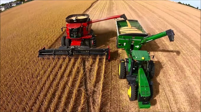 Nông dân Hoa Kỳ thu hoạch đậu tương. Ảnh: YouTube.