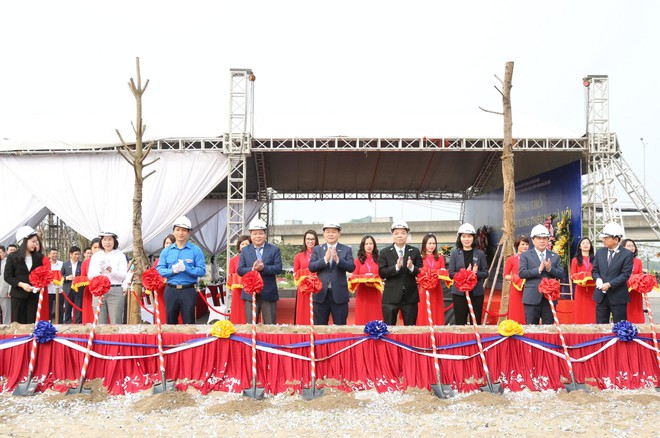 Bí thư Thành ủy Vương Đình Huệ và các đại biểu thực hiện nghi thức động thổ dự án xây dựng Cung Thiếu nhi Hà Nội.