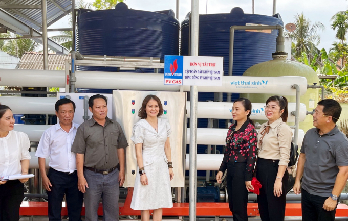 Tham quan hệ thống lọc nước mới được trang bị tại  nhà máy nước xã Tân Hào.
