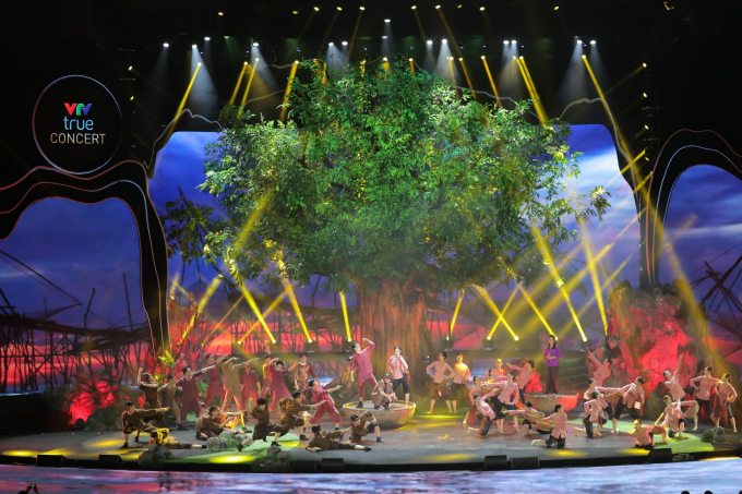 Nhân vật chính trong dự án nghệ thuật VTV true Concert là Thiên nhiên, bởi vậy điểm nhấn trên sân khấu là cây cổ thụ rợp bóng, không gian xanh xen lẫn núi, các hình ảnh trên màn chiếu biến ảo kỳ lạ với những chuyển động nhỏ nhất của thiên nhiên.