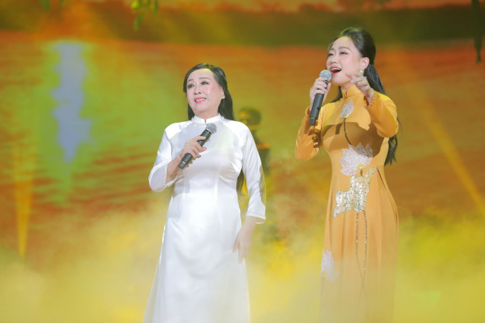 Ca sĩ Phương Thanh và NSƯT Thu Hiền trong phần trình bày ca khúc Tôi yêu một dòng sông (Sáng tác: Diệu Huệ) và Tình cây và đất (Sáng tác: Tô Thanh Tùng) – một điểm nhấn trong Chương 3 của Concert.