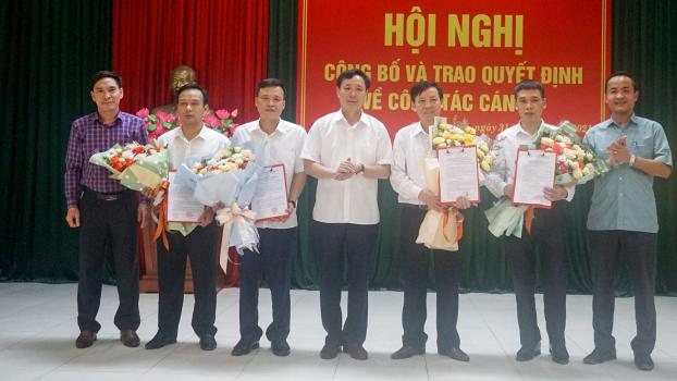 Ông Phạm Văn Sỹ (áo trắng, đứng giữa), Giám đốc Sở NN-PTNT Thái Nguyên chúc mừng các cán bộ được bổ nhiệm vào các đơn vị thuộc Sở. Ảnh: Thu Hiền.