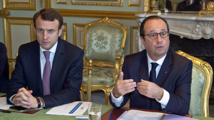 Ông Emmanuel Macron (bên trái) khi còn là Bộ trưởng Tài chính trong chính phủ của Tổng thống François Hollande. Ảnh: AFP.