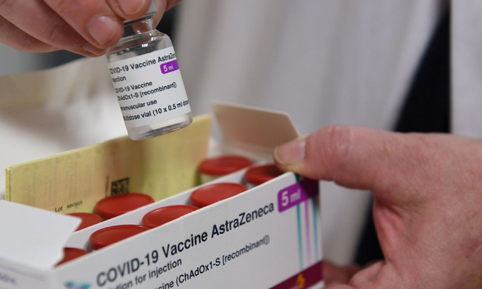 Nhân viên y tế mở hộp vacxin phòng Covid-19 AstraZeneca. Ảnh: AFP.