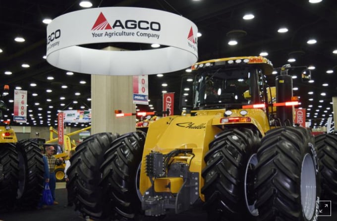 Khách hàng tìm hiểu thiết bị của AGCO khi tham dự triển lãm Máy móc Nông nghiệp Quốc gia ở Louisville, Kentucky, ngày 12/2/2016. Ảnh: Reuters.
