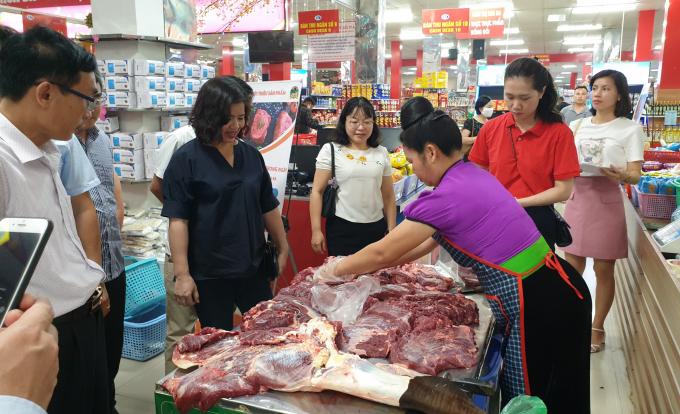 Đại biểu, người tiêu dùng tham quan, mua thịt bò sạch tại Siêu thị Hoa Ba.
