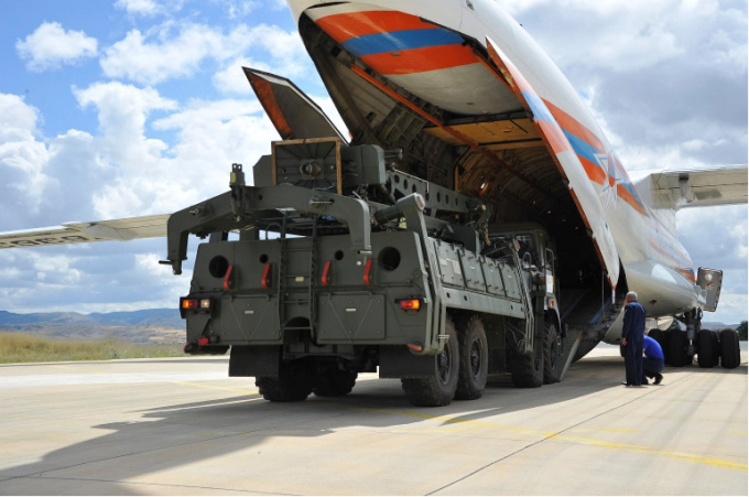 Các phương tiện và thiết bị quân sự, các bộ phận của hệ thống phòng không S-400, được dỡ xuống từ một máy bay vận tải của Nga, tại sân bay quân sự Murted ở Ankara, Thổ Nhĩ Kỳ. Ảnh: AP.