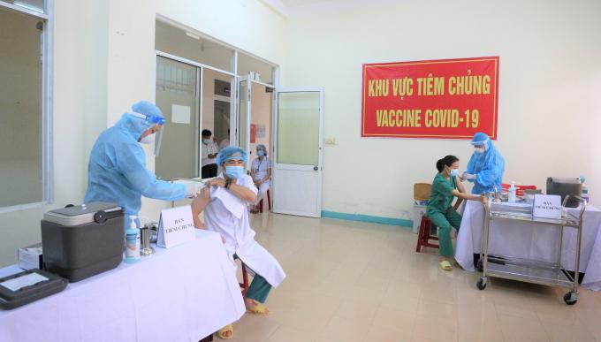 Ngành Y tế TP Đà Nẵng tiêm vacxin Covid-19 cho tuyến đầu chống dịch. Ảnh: N.H.