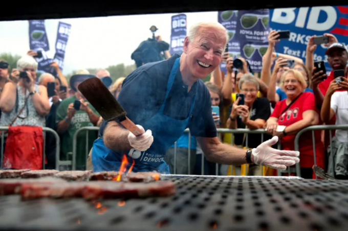 Ông Biden nướng thịt tại nhà hàng Steak Fry của Đảng Dân chủ Hạt Polk ở Des Moines, Iowa, Hoa Kỳ, tháng 9/2019. Ảnh: Getty.