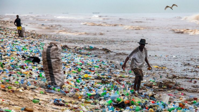 Nhặt rác thải nhựa là công việc hàng ngày trên bãi biển Accra ở Ghana. Ảnh: thetravel.com.