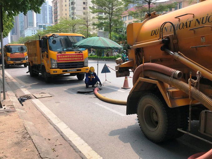 Công ty Thoát nước Hà Nội nạo vét hệ thống cống ngầm.