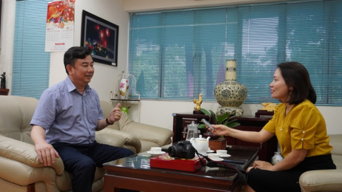 Tổng Biên tập Nguyễn Minh Đức trả lời phỏng vấn phóng viên báo Nhà báo & Công luận.