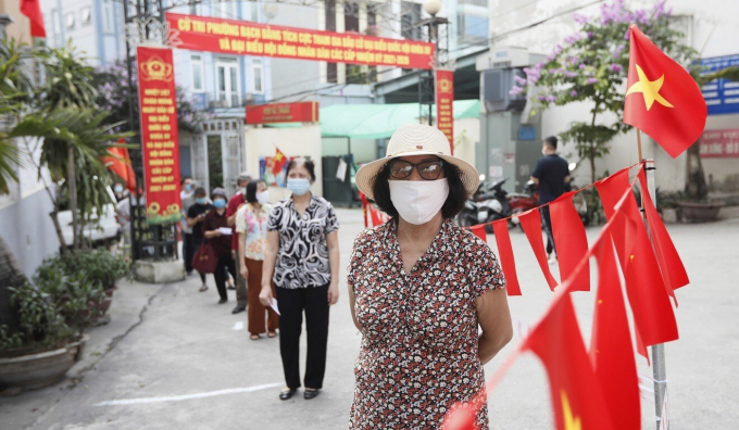 Cử tri đi bỏ phiếu ở Hà Nội. Ảnh: EPA.