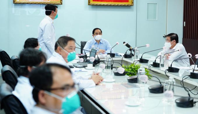 Thủ tướng Phạm Minh Chính thăm lực lượng tuyến đầu chống dịch Covid-19 tại TP.HCM ngày 13/5.
