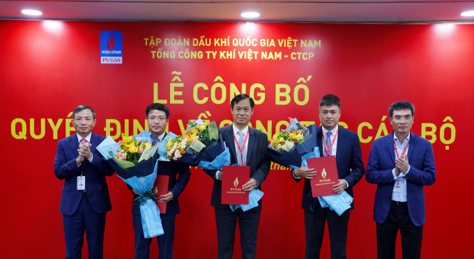 Trao quyết định của Công đoàn Dầu khí Việt Nam công nhận chức danh Chủ tịch Công đoàn Tổng công ty Khí Việt Nam, nhiệm kỳ 2017-2022 đối với đồng chí Trần Xuân Thành (đứng giữa)