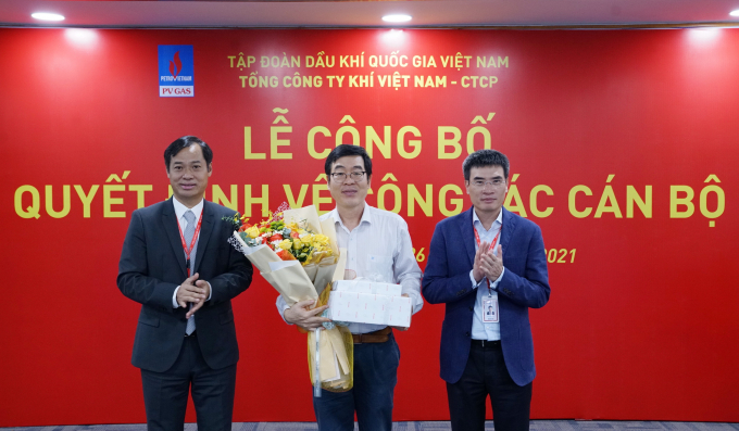 Ban Lãnh đạo PV GAS tri ân cựu Chủ tịch Công đoàn Nguyễn Văn Hùng.