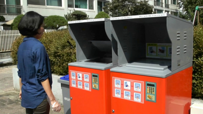 Thùng xử lý rác thông minh lắp đặt phổ biến ở Seoul (Hàn Quốc). Ảnh: PBS.