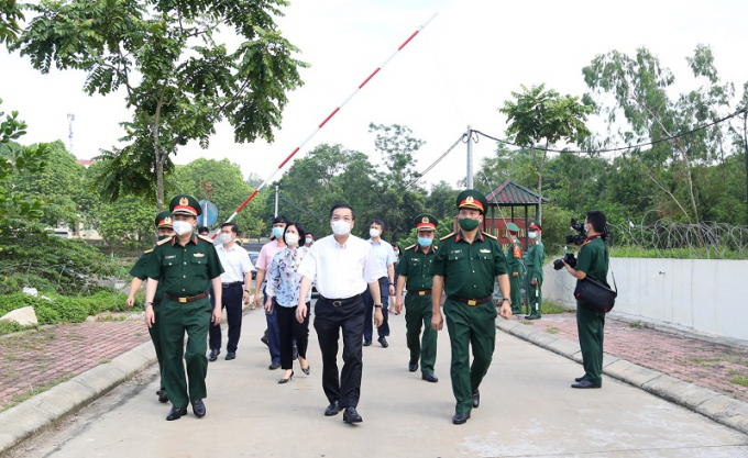 Chủ tịch UBND TP Hà Nội Chu Ngọc Anh kiểm tra thực địa điểm cách ly.