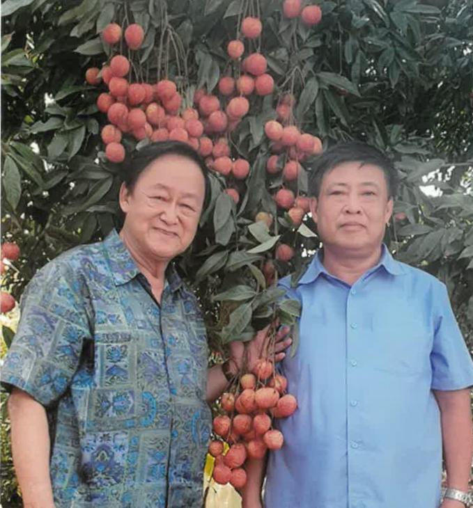 Tác giả Nguyễn Lân Hùng và ông Nguyễn Đình Đức (phải) bên cây vải trứng.