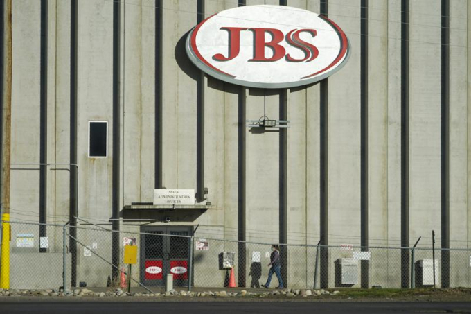 Hình ảnh một nhà máy chế biến thịt của JBS ở thành phố Greeley, tiểu bang Colorado, Hoa Kỳ, ngày 12/10/2020. Ảnh: AP.