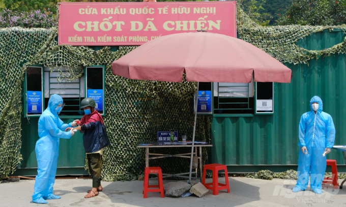 Để giữ cho hai cửa khẩu chính là Hữu Nghị, Tân Thanh không bị ùn tắc, tỉnh Lạng Sơn đã lập nhiều chốt dã chiến, kiểm soát dịch bệnh. 