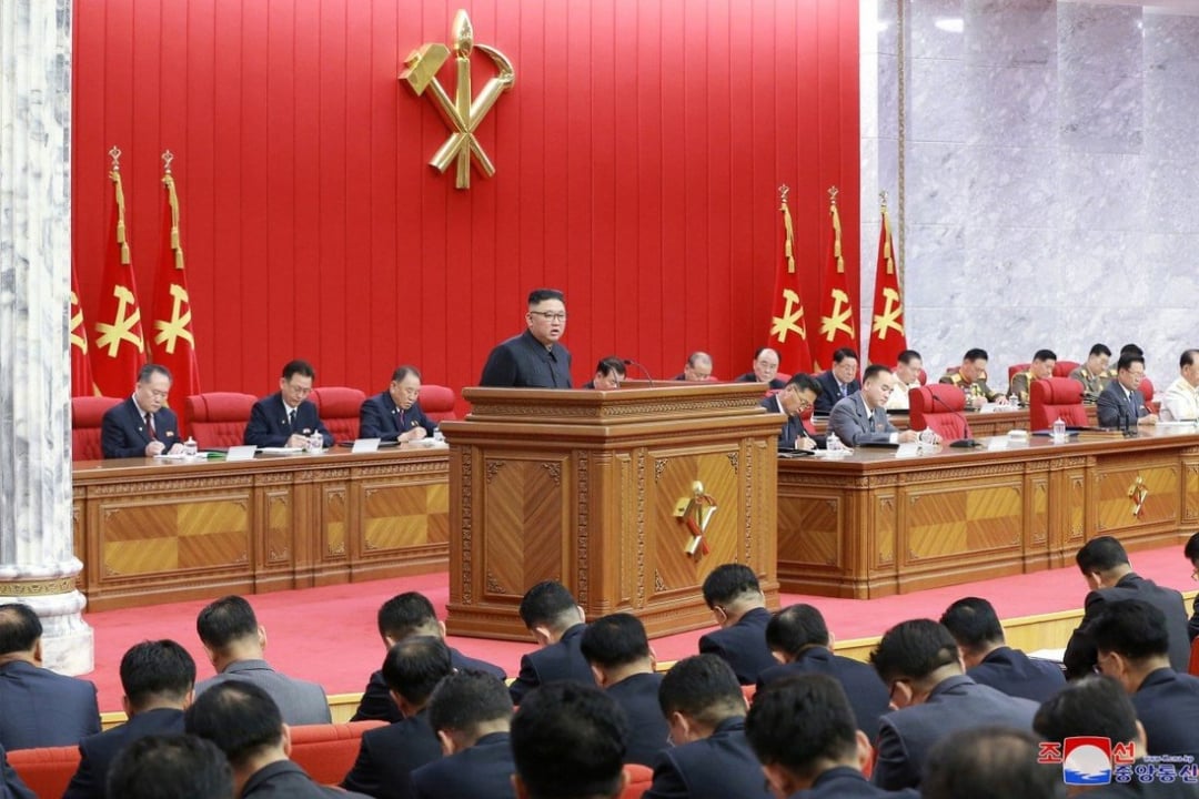 Ông Kim Jong-un phát biểu trong cuộc họp toàn thể của Ủy ban Trung ương Đảng Lao động Triều Tiên hôm 15/6.. Ảnh: KCNA/Reuters.