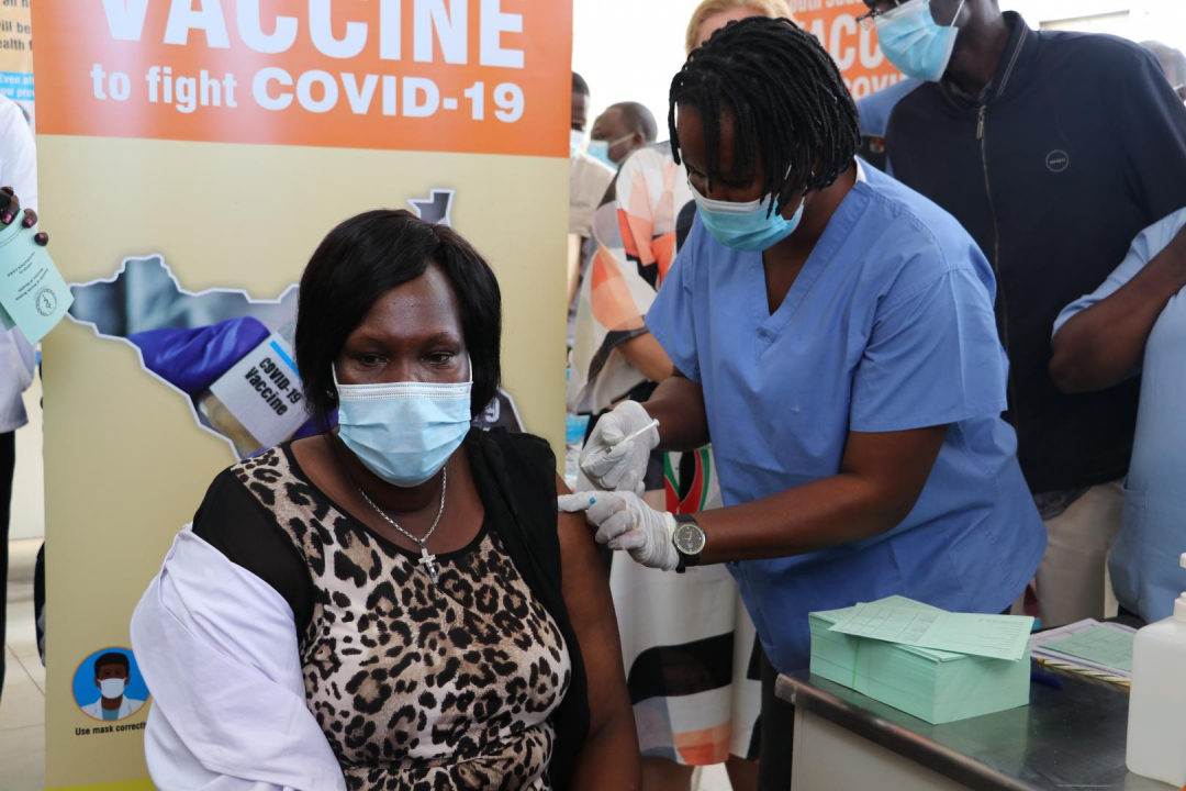 Người đầu tiên tại Nam Sudan đón nhận mũi tiêm vacxin phòng Covid-19. Ảnh: WHO.