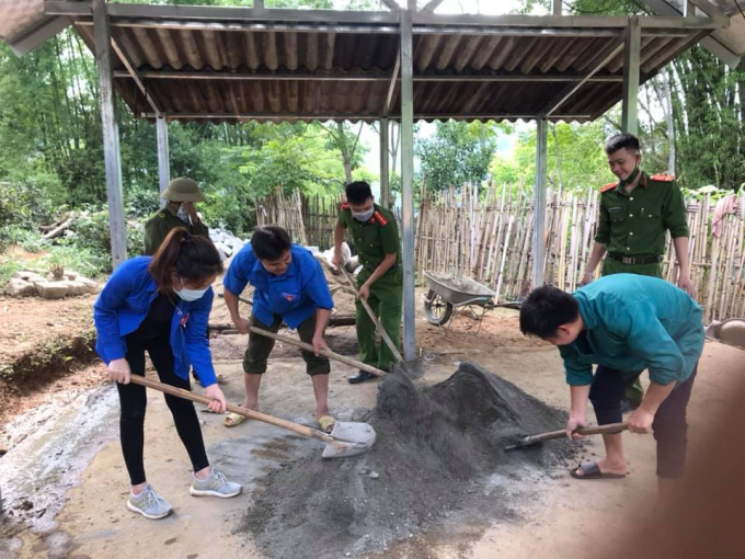 Đoàn xã Chu Hương cùng Công an xã phối hợp vận chuyển vật liệu, xây nhà cho cụ Hoàng Thị Đôi thôn Phiêng Kèm, ngôi nhà dự kiến sẽ hoàn thành trong tháng tới.