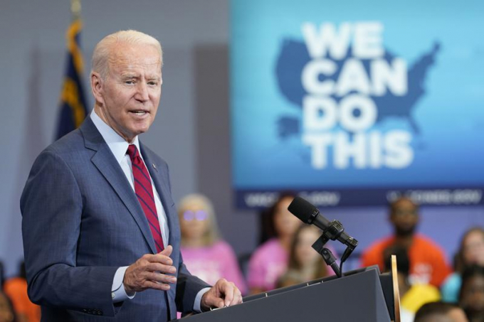 Tổng thống Mỹ Joe Biden phát biểu tại Trung tâm Cộng đồng Con đường Xanh ở Raleigh, Bắc Carolina, ngày 24/6/2021. Ông ở Bắc Carolina để gặp gỡ các nhân viên và tình nguyện viên tuyến đầu và nói về tầm quan trọng của việc tiêm chủng vacxin phòng Covid-19. Ảnh: AP.