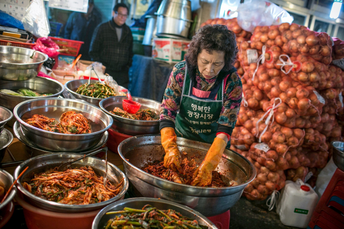 Kim chi tự làm bán tại chợ ở Seoul. Kim chi sản xuất công nghiệp bán ở Hàn Quốc hiện chủ yếu là hàng Trung Quốc. Ảnh: NYT.